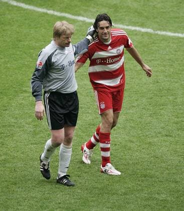 Torwart Oliver Kahn verabschiedet sich von Luca Toni (beide Bayern) Fußball 1. BL Herren Saison 2007 2008, FC Bayern München Gruppe o0 Karriere Ende München