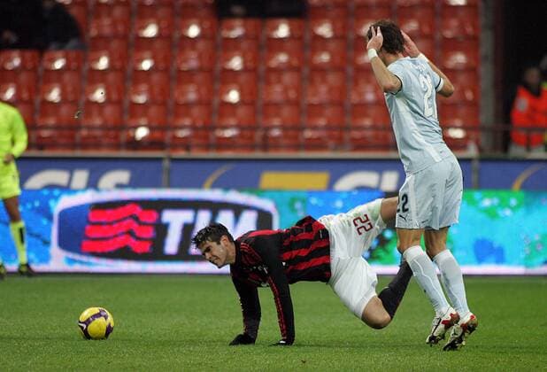 Kaka (AC Mailand, li.) gegen David Rozehnal (Lazio Rom) - Fußball Herren Coppa Italia 2008 2009, Italienischer Pokal, Pokalspiel, AC Mailand - Lazio Rom 1:2, Milan Gruppe Mailand Dynamik,