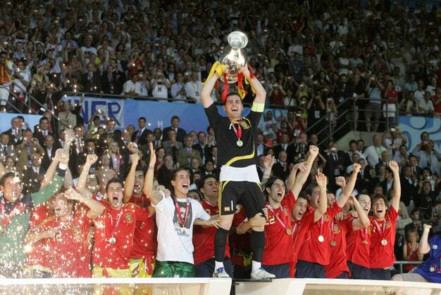Torwart Iker Casillas präsentiert den Pokal, Spanien ist Europameister 2008 Fußball EM Herren Euro 2008, Länderspiel, Nationalteam, Finale, Nationaltrikot Totale Wien Freude, Begeisterung,