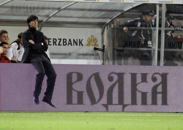 Bundestrainer Joachim Löw (Deutschland) auf Wodka Werbebande Fußball Länderspiel Herren WM Qualifikation 2008, Nationalteam Totale Dortmund