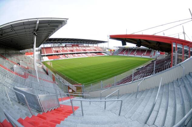 Leeres Stadion der Freundschaft - Heimspielstätte von Energie Cottbus Fußball 1. BL Herren Saison 2008 2009. FC Energie Cottbus, Totale Cottbus Leere,