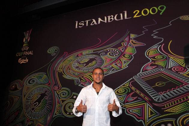 Roberto Carlos (Brasilien Fenerbahce Istanbul) vor dem Logo für das UEFA Cup Finale 2009 in Istanbul -  Fußball EC 3 Herren UEFA Cup 2008 2009, Pokal, Europapokal, Pressekonferenz, Pressetermin, Präsentation, Einzelbild Istanbul