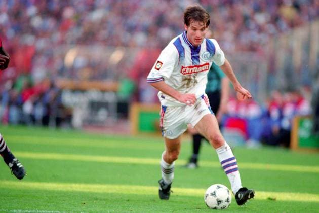 Markus Schroth (Karlsruhe) am Ball Fußball 1. BL Herren DEUTSCHSPRACHIGE SPORTZEITSCHRIFTEN UND -ZEITUNGEN NUR NACH RÜCKSPRACHE, Saison 1997 1998 Einzelbild KSC Karlsruhe Dynamik,