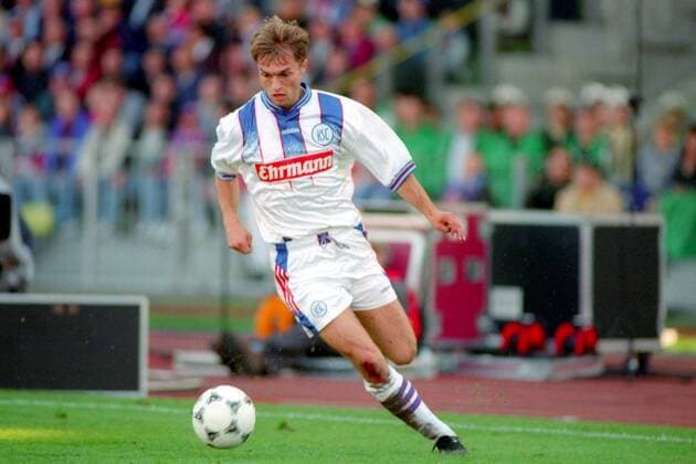 Christian Wück (Karlsruhe) am Ball Fußball 1. BL Herren DEUTSCHSPRACHIGE SPORTZEITSCHRIFTEN UND -ZEITUNGEN NUR NACH RÜCKSPRACHE, Saison 1997 1998 Einzelbild KSC Karlsruhe Dynamik,