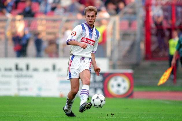 Christian Wück (Karlsruhe) am Ball Fußball 1. BL Herren DEUTSCHSPRACHIGE SPORTZEITSCHRIFTEN UND -ZEITUNGEN NUR NACH RÜCKSPRACHE, Saison 1996 1997 Einzelbild KSC Karlsruhe Dynamik,