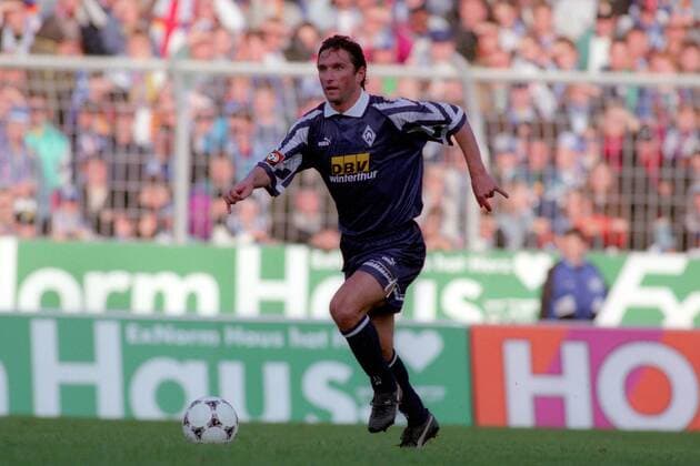 Bruno Labbadia (Bremen) am Ball Fußball 1. BL Herren DEUTSCHSPRACHIGE SPORTZEITSCHRIFTEN UND -ZEITUNGEN NUR NACH RÜCKSPRACHE, Saison 1996 1997 Einzelbild Karlsruhe Dynamik,
