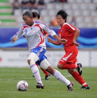Marie Laure Delie (Frankreich U20, li.) gegen Hu Nam Cha (Nordkorea U20) - Fußball Länderspiel Damen U20 WM 2008, U 20, Frauen, Frauenfußball, Nationalteam, Nationaltrikot, Halbfinale Gruppe Korea Temuco Dynamik, Kampf,