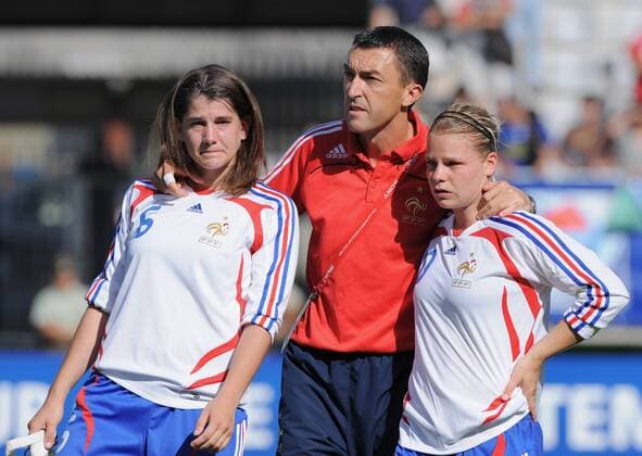 Nationaltrainer Stephane Pilard (Mitte) tröstet Eugenie Le Sommer (re.) und Charlotte Bilbault (alle Frankreich) - Fußball Länderspiel Damen U20 WM 2008, U 20 Länderspiel, Nationalteam, Nationaltrikot, Frauen, Frauenfußball Gruppe Halbfinale Temuco Enttäuschung, Verzweiflung,
