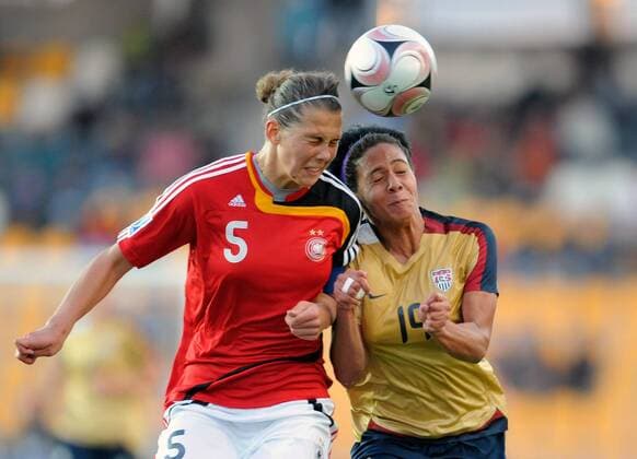 Carolin Schiewe (Deutschland U20, li.) gegen Sydney LeRoux (USA U20) - Fußball WM Damen U20 WM 2008, U 20, Frauen, Frauenfußball, Länderspiel, Nationalteam, Nationaltrikot Gruppe Halbfinale La Florida, Santiago de Chile Dynamik,