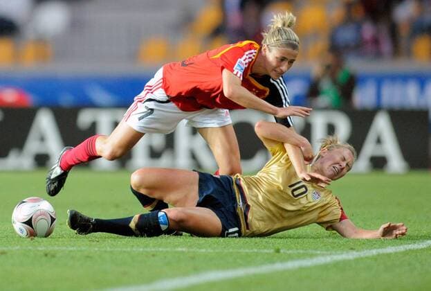 Bianca Schmidt (Deutschland U20, o.) gegen Michelle Enyeart (USA U20) - Fußball WM Damen U20 WM 2008, U 20, Frauen, Frauenfußball, Länderspiel, Nationalteam, Nationaltrikot Gruppe Halbfinale La Florida, Santiago de Chile Dynamik, Kampf,