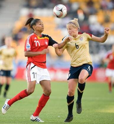 Nicole Banecki (Deutschland U20, li.) gegen Elli Reed (USA, U20) - Fußball WM Damen U20 WM 2008, U 20, Frauen, Frauenfußball, Länderspiel, Nationalteam, Nationaltrikot Gruppe Halbfinale La Florida, Santiago de Chile Dynamik,