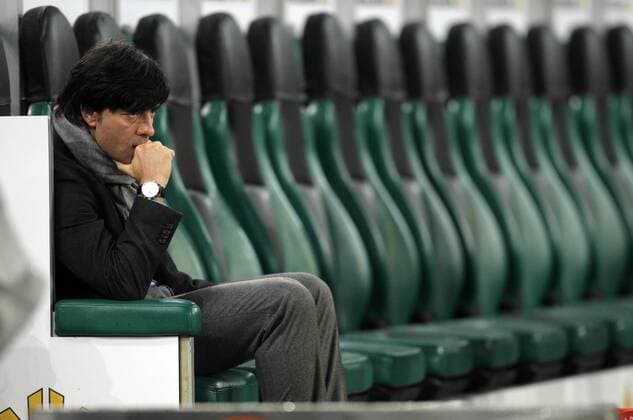 Bundestrainer Joachim Löw (Deutschland) nachdenklich auf der Bank Fußball Länderspiel Herren WM Qualifikation 2008, Nationalteam Einzelbild Mönchengladbach Spannung, Nachdenklichkeit,