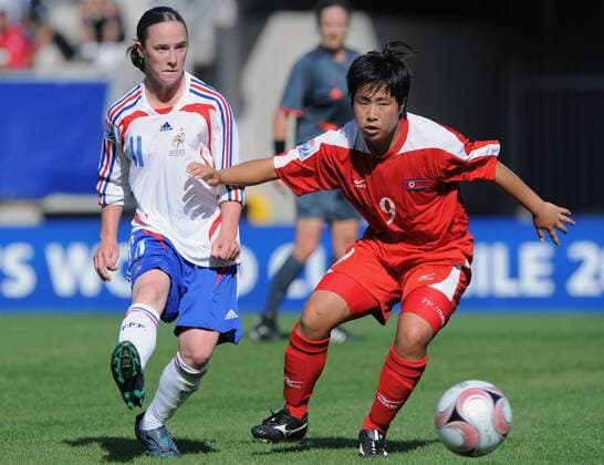 Un Ju Choe (Nordkorea U20, re.) gegen Julie Machart (Frankreich U20) - Fußball Länderspiel Damen U20 WM 2008, U 20 Länderspiel, Nationalteam, Nationaltrikot, Frauen, Frauenfußball Gruppe Halbfinale Temuco Dynamik,