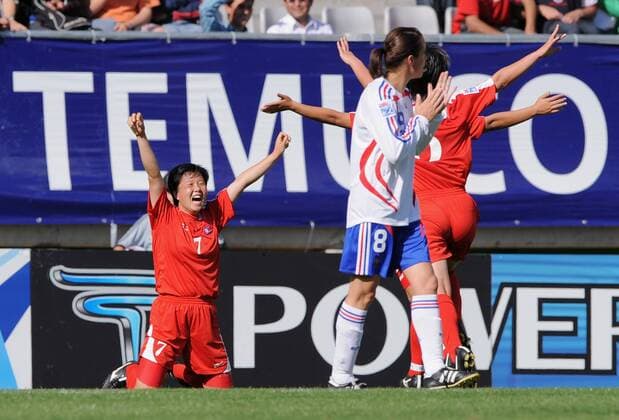 Ye Gyong Ri (Nordkorea U20, li.) - Torjubel - Fußball Länderspiel Damen U20 WM 2008, U 20 Länderspiel, Nationalteam, Nationaltrikot, Frauen, Frauenfußball Gruppe Halbfinale Temuco Freude, Begeisterung,