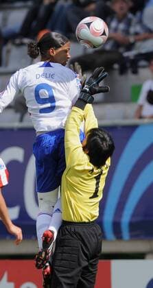 Marie Laure Delie (Frankreich U20, li.) gegen Torfrau Un Ju Kim (Nordkorea U20) - Fußball Länderspiel Damen U20 WM 2008, U 20 Länderspiel, Nationalteam, Nationaltrikot, Frauen, Frauenfußball Gruppe Halbfinale Temuco Dynamik,