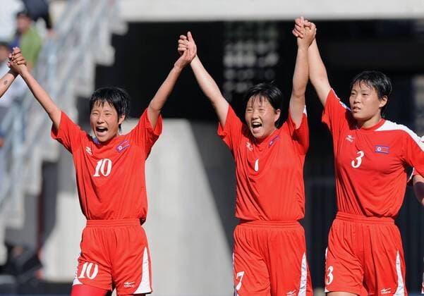 Schlußjubel Nordkorea U20, v.li.: Hyon Suk Ri, Ye Gyong Ri und Kuk Hui Pak - Fußball Länderspiel Damen U20 WM 2008, U 20 Länderspiel, Nationalteam, Nationaltrikot, Frauen, Frauenfußball Gruppe Halbfinale Temuco Freude, Begeisterung,