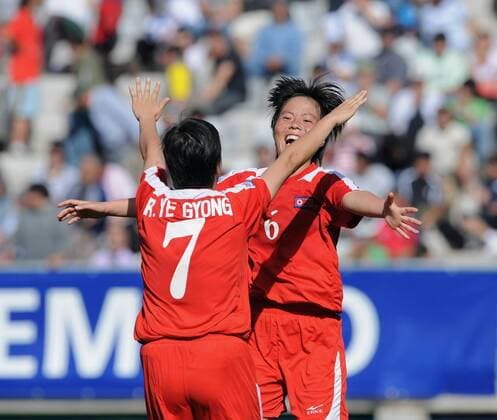 Chun Hui Kim (re.) und Ye Gyong Ri (beide Nordkorea U20) - Torjubel - Fußball Länderspiel Damen U20 WM 2008, U 20 Länderspiel, Nationalteam, Nationaltrikot, Frauen, Frauenfußball Gruppe Halbfinale Temuco Freude, Begeisterung,