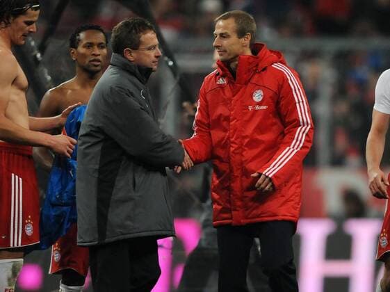 Trainer Ralf Rangnick (Hoffenheim, li.) verabschiedet sich mit enttäuschter Miene von Trainerkollege Jürgen Klinsmann (Bayern) Fußball 1. BL Herren Saison 2008 2009, FC Bayern München - TSG 1899 Hoffenheim 2:1 Gruppe München Enttäuschung,
