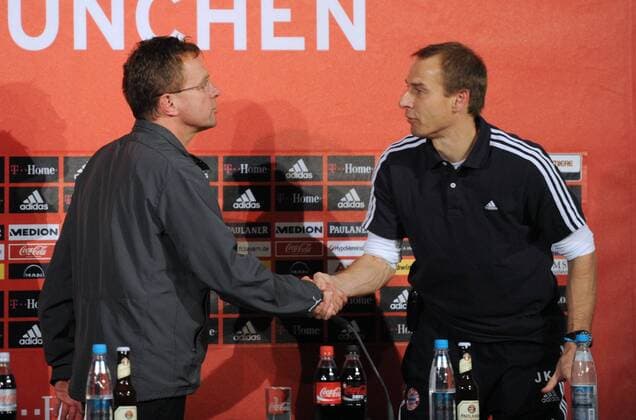 Trainer Jürgen Klinsmann (Bayern, re.) begrüßt Trainerkollege Ralf Rangnick (Hoffenheim) auf der Pressekonferenz Fußball 1. BL Herren Saison 2008 2009, FC Bayern München - TSG 1899 Hoffenheim 2:1 Gruppe München