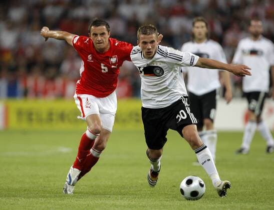 Lukas Podolski (Deutschland, re.) gegen Dariusz Dudka (Polen) Fußball EM Herren Euro 2008, Länderspiel, Nationalteam, Nationaltrikot, Deutschland - Polen 2:0 Gruppe Klagenfurt Dynamik, Kampf,