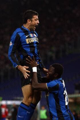 Walter Samuel (li.) und Sulley Ali Muntari (beide Inter Mailand) - Torjubel -  Fußball Herren Serie A 2008 2009, 1. Italienische Liga, FC Internazionale Mailand, Gruppe Rom Freude,