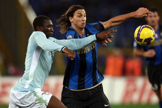 Mobido Diakite (Lazio Rom, li.) gegen Zlatan Ibrahimovic (Inter Mailand) -  Fußball Herren Serie A 2008 2009, 1. Italienische Liga, Lazio Rom - FC Internazionale Mailand 0:3, Inter Gruppe Rom Dynamik,