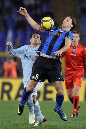 Zlatan Ibrahimovic (Inter Mailand, re.) gegen Cristian Ledesma (Lazio Rom) -  Fußball Herren Serie A 2008 2009, 1. Italienische Liga, Lazio Rom - FC Internazionale Mailand 0:3 Gruppe Rom Dynamik,