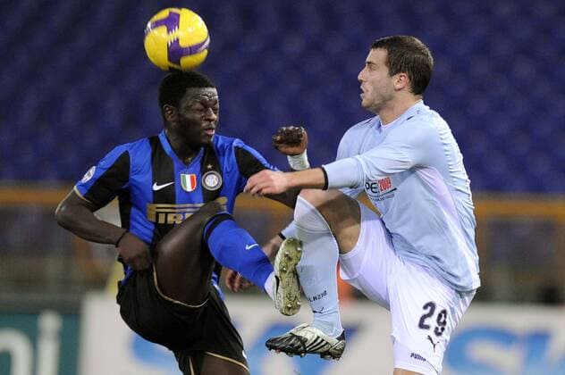 Sulley Ali Muntari (Inter Mailand, li.) gegen Lorenzo de Silvestri (Lazio Rom) -  Fußball Herren Serie A 2008 2009, 1. Italienische Liga, Lazio Rom - FC Internazionale Mailand 0:3 Gruppe Rom Dynamik,