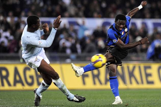 Sulley Ali Muntari (Inter Mailand, re.) gegen Mobido Diakite (Lazio Rom) -  Fußball Herren Serie A 2008 2009, 1. Italienische Liga, Lazio Rom - FC Internazionale Mailand 0:3 Gruppe Rom Dynamik,