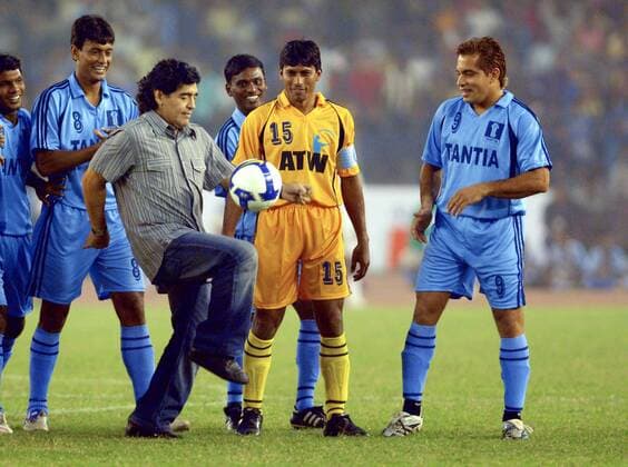 Nationaltrainer Diego Armando Maradona (Argentinien) zeigt am Rande eines Fußballspiels in Kalkutta sein Können -  Fußball Herren 2008, Gruppe Kalkutta Freude,