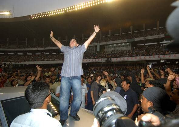 Nationaltrainer Diego Armando Maradona (Argentinien) lässt sich am Rande eines Fußballspiels im Salt Lake Stadium in Kalkutta von tausenden Fans feiern -  Fußball Herren 2008, Totale Kalkutta Masse, Freude, Begeisterung,