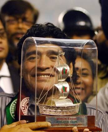 Nationaltrainer Diego Armando Maradona (Argentinien) mit einer Auszeichnung des Mohun Bagan Athletic Club -  Fußball Herren 2008, AC Einzelbild Kalkutta Glück, Freude,