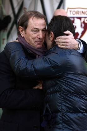 Trainerkollegen Giovanni De Biasi (FC Turin, li.) und Cesare Prandelli (AC Florenz) - Umarmung -  Fußball Herren Serie A 2008 2009, 1. Italienische Liga, Torino FC - ACF Fiorentina 1:4, AC Florenz Gruppe Turin Kameradschaft,