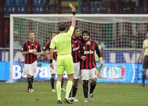Schiedsrichter Andrea Gervasoni zeigt Gennaro Gattuso die gelbe Karte, Paolo Maldini (beide AC Mailand) beruhigt ihn - Fußball Herren Serie A 2008 2009, 1. Italienische Liga, AC Milan Gruppe Mailand Spannung,