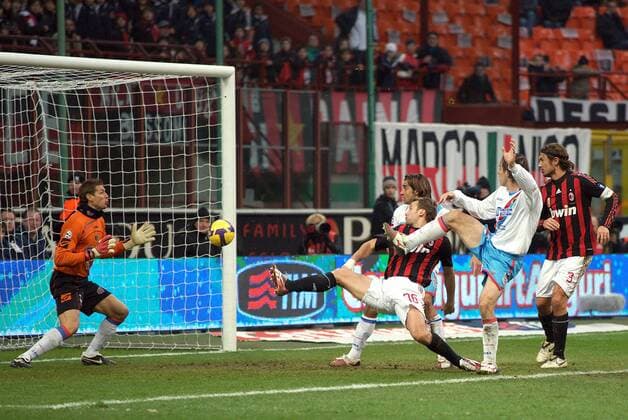 Torwart Albano Bizarri (Catania, li.) kassiert ein Tor beim AC Mailand - Fußball Herren Serie A 2008 2009, 1. Italienische Liga, AC Milan - Calcio Catania 1:0 Gruppe Mailand Dynamik,