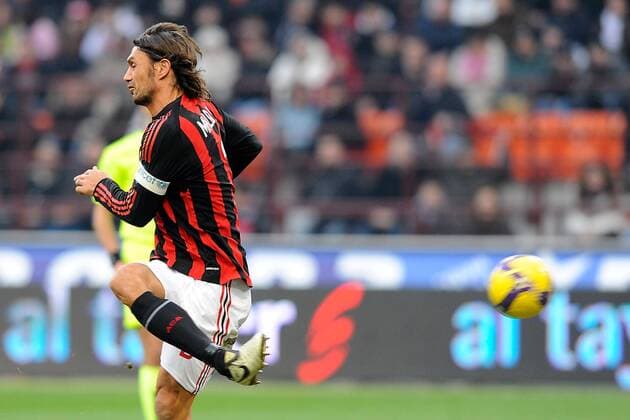 Paolo Maldini (AC Mailand) trickst trotz seines hohen Fußballeralters von 40 Jahren wie ein junger Spund -  Fußball Herren Serie A 2008 2009, 1. Italienische Liga, AC Milan Einzelbild Mailand Dynamik,