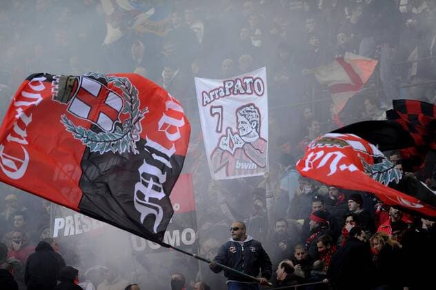 Fans des AC Mailand mit Plakat für Alexandre Pato (AC Mailand) -  Fußball Herren Serie A 2008 2009, 1. Italienische Liga, AC Milan Totale Mailand Spannung,