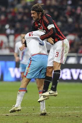 Paolo Maldini (AC Mailand, re.) gegen Michele Paolucci (Catania) -  Fußball Herren Serie A 2008 2009, 1. Italienische Liga, AC Milan - Calcio Catania 1:0 Gruppe Mailand Dynamik, Kampf,
