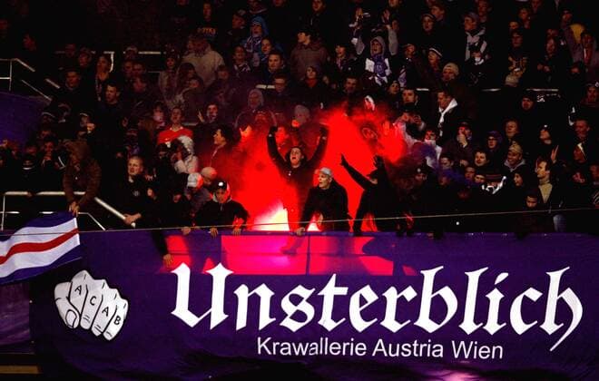 Unsterblich - Fans des Austria Wien Fanklubs Krawallerie zünden bengalisches Feuer -  Fußball Herren Bundesliga 2008 2009, 1. Österreichische Liga, FK Austria Wien Totale Wien