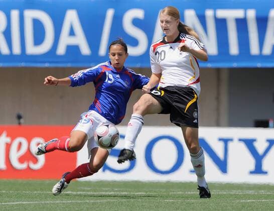 Alix Faye Chellali (Frankreich U20, li.) gegen Marie Pollmann (Deutschland U20) - Fußball WM Damen U20 WM 2008, U 20, Frauen, Frauenfußball, Länderspiel, Nationalteam, Nationaltrikot Spiel um Platz 3 Gruppe La Florida, Santiago de Chile Dynamik,