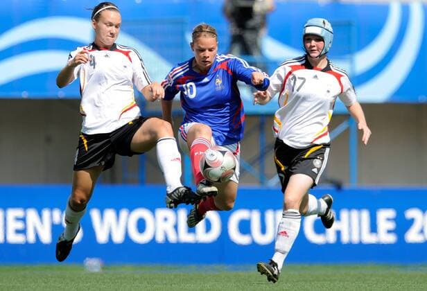 Eugenie Le Sommer (Frankreich U20, Mitte) gegen Josephine Henning (li.) und Marina Hegering (beide Deutschland U20) - Fußball WM Damen U20 WM 2008, U 20, Frauen, Frauenfußball, Länderspiel, Nationalteam, Nationaltrikot Spiel um Platz 3 Gruppe La Florida, Santiago de Chile Dynamik,