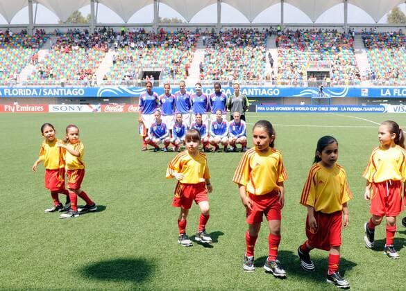 Fußballkinder entfernen sich ein wenig ungeordnet von der französischen U20 Nationalmannschaft - Fußball WM Damen U20 WM 2008, U 20, Frauen, Frauenfußball, Länderspiel, Nationalteam, Nationaltrikot Spiel um Platz 3 Totale La Florida, Santiago de Chile