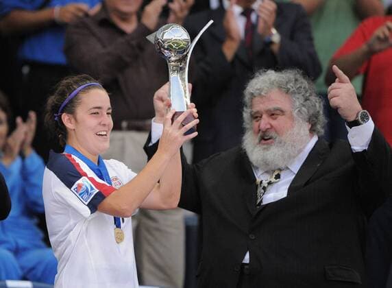 Keelin Winters (USA U20) bekommt von Chuck Blazer, Mitglied des FIFA Exekutivkomitees, die Trophäe für den Gewinn der U20 WM 2008 überreicht - Fußball WM Damen U20 WM 2008, U 20, Frauen, Frauenfußball, Länderspiel, Nationalteam, Nationaltrikot, Finale Gruppe La Florida, Santiago de Chile Freude,