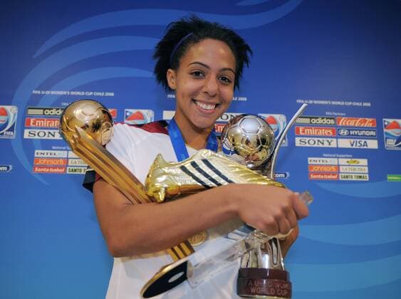 Dreifach ausgezeichnet - Sydney Leroux (USA U20) hat mit dem goldenen Ball für die beste Spielerin, dem goldenen Schuh für die beste Torschützin und der Weltmeistertrophäe die optimale Ausbeute bei der U20 WM 2008 erzielt - Fußball WM Damen U20 WM 2008, U 20, Frauen, Frauenfußball, Länderspiel, Nationalteam, Nationaltrikot, Finale Einzelbild La Florida, Santiago de Chile Freude,