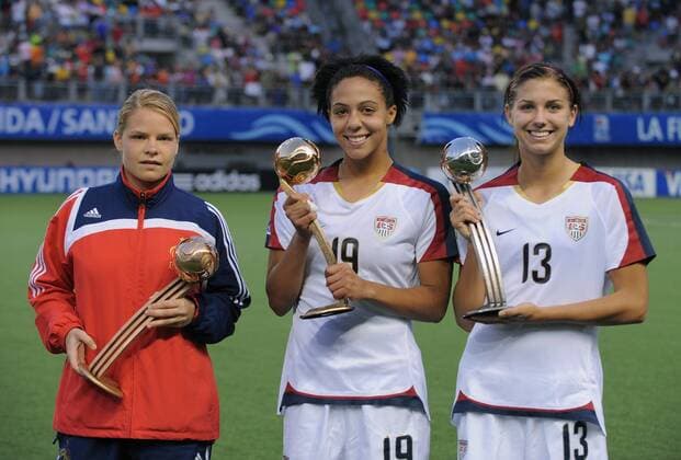 Die besten Spielerinnen der U20 WM 2008, v.li.: Eugenie Le Sommer (Frankreich U20 Bronzener Ball), Sydney Leroux (Goldener Ball) und Alex Morgan (beide USA U20 Silberner Ball) - Fußball WM Damen U20 WM 2008, U 20, Frauen, Frauenfußball, Länderspiel, Nationalteam, Nationaltrikot, Finale Gruppe La Florida, Santiago de Chile
