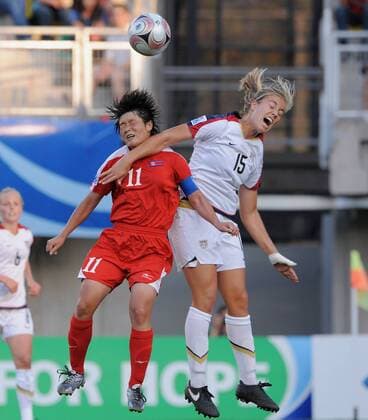 Un Sim Ra (Nordkorea U20, li.) gegen Lauren Fowlkes (USA U 20) - Fußball WM Damen U20 WM 2008, U 20, Frauen, Frauenfußball, Länderspiel, Nationalteam, Nationaltrikot, Finale Gruppe La Florida, Santiago de Chile Dynamik, Kampf,