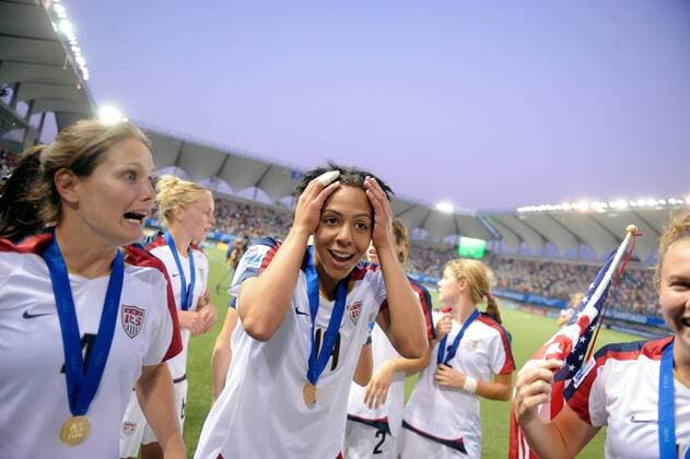 Sydney Leroux (Mitte) und Liz Harkin (beide USA U20) feiern den Gewinn der U20 WM 2008 - Fußball WM Damen U20 WM 2008, U 20, Frauen, Frauenfußball, Länderspiel, Nationalteam, Nationaltrikot, Finale Gruppe La Florida, Santiago de Chile Freude,