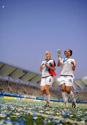 Sydney Leroux (re.) und Becky Edwards (beide USA U20) mit der Trophäe für den Gewinn der U20 WM 2008 - Fußball WM Damen U20 WM 2008, U 20, Frauen, Frauenfußball, Länderspiel, Nationalteam, Nationaltrikot, Finale Gruppe La Florida, Santiago de Chile Überlegenheit,