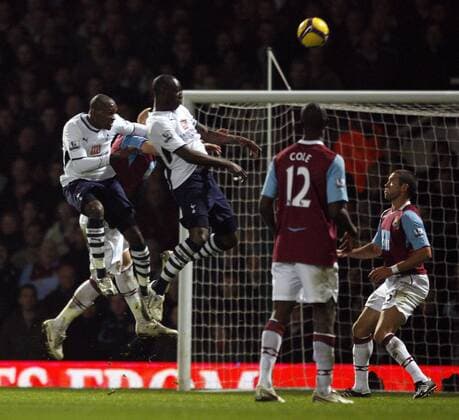Ledley King (Tottenham Hotspurs, Mitte) erzielt das 1:0 gegen West Ham - EDITORIAL USE ONLY. No use with unauthorised audio, video, data, fixture lists, club league logos or live services. Online in-match use limited to 120 images, no video emulation. No use in betting, games or single club league player publications. Fußball Herren English Premier League 2008 2009, 1. Englische Liga, West Ham United - Tottenham Hotspur 0:2, Spurs Gruppe London