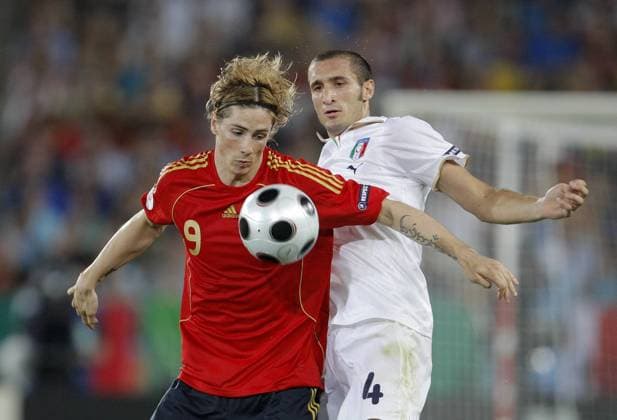 Fernando Torres (Spanien, li.) gegen Giorgio Chiellini (Italien) Fußball EM Herren Euro 2008, Länderspiel, Nationalteam, Viertelfinale, Nationaltrikot Gruppe Wien Dynamik, Kampf,